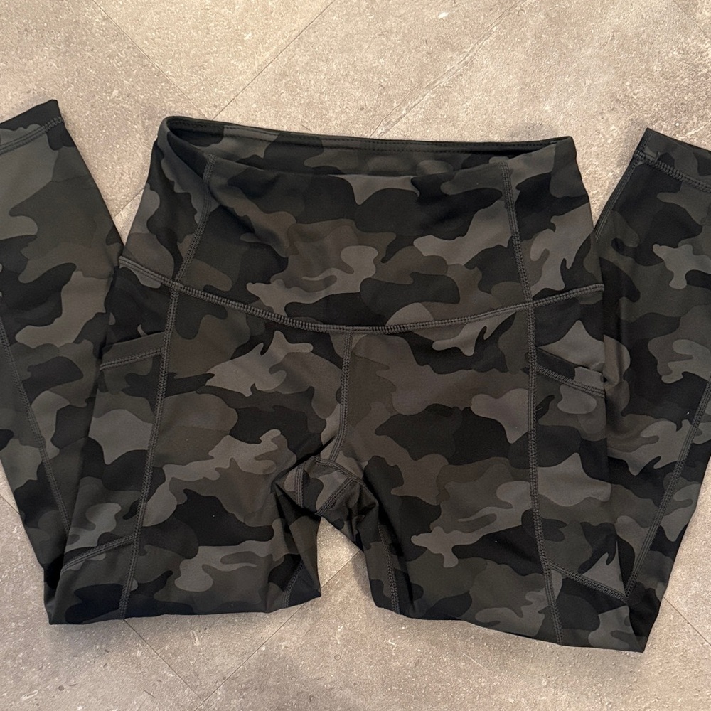 Yogalicious Women’s Black Gray Camo Capri Leggings Size Small - Picture 5 of 7